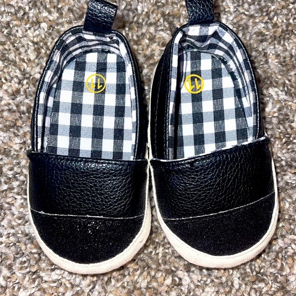 Infant size 0 shoes - Picture 1 of 2